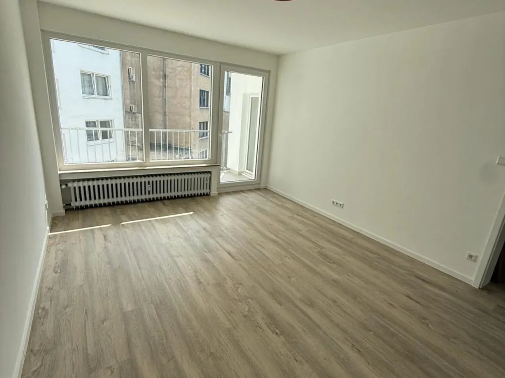 Modernes Zimmer mit Balkon in 5er WG zum 01.11.26