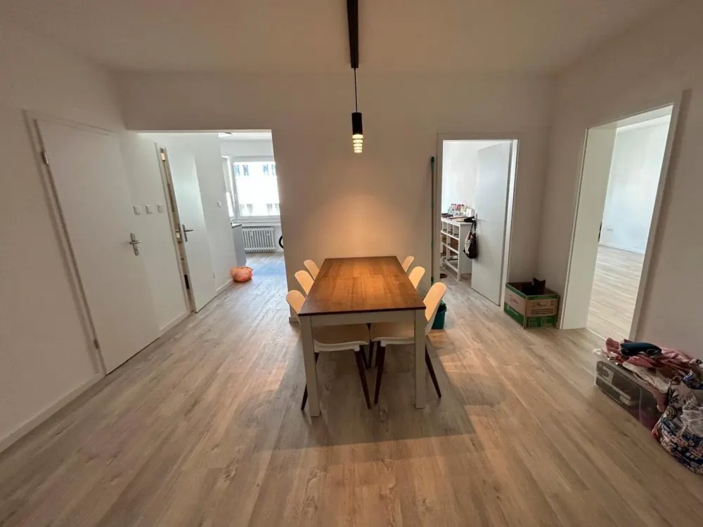 Modernes Zimmer mit Balkon in 5er WG zum 01.11.26