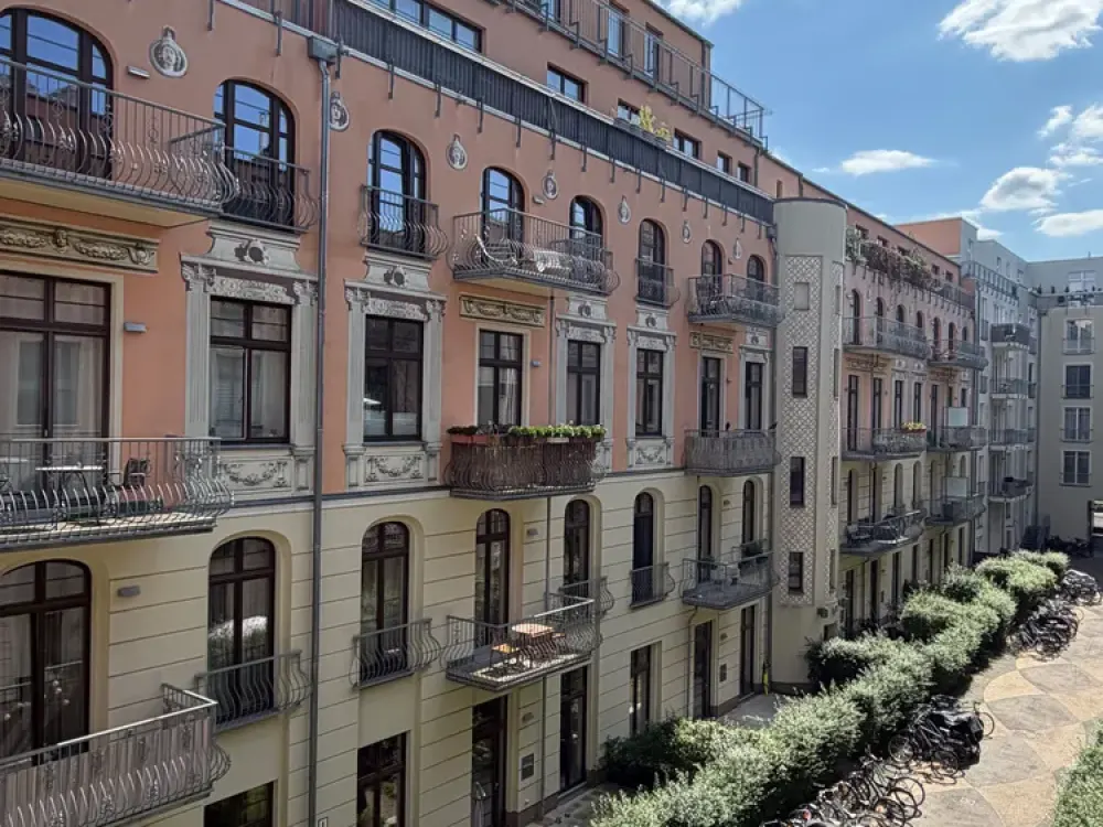 Wohnen mit Charakter: ruhige 2-Zimmer-Wohnung in Mitte mit Concierge & Gym