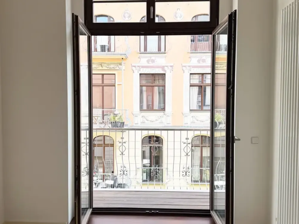 Wohnen mit Charakter: ruhige 2-Zimmer-Wohnung in Mitte mit Concierge & Gym