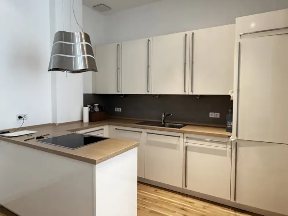 Wohnen mit Charakter: ruhige 2-Zimmer-Wohnung in Mitte mit Concierge & Gym