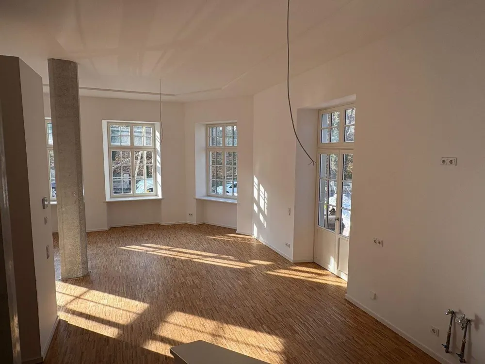 *exklusive Atelierwohnung in dem historischen Saal des bekannten Lahmann-Sanatoriums am Weißen Hirsch*
