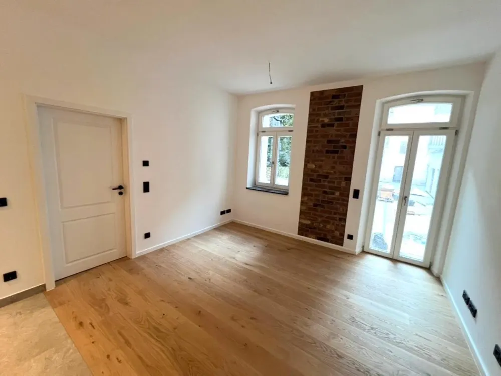 Sanierte 2,5-Zi.-Altbauwohnung mit Terrasse u EBK