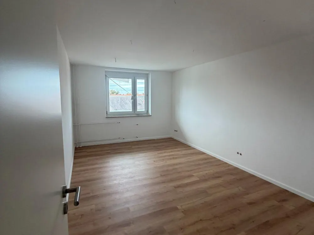 Erstvermietung nach Sanierung - 2 Zi.-Woh. mit neuer Einbauküche
