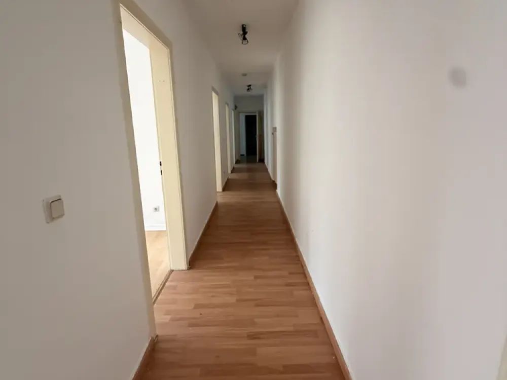 4 Zimmer Wohnung mit eigenem Eingang!