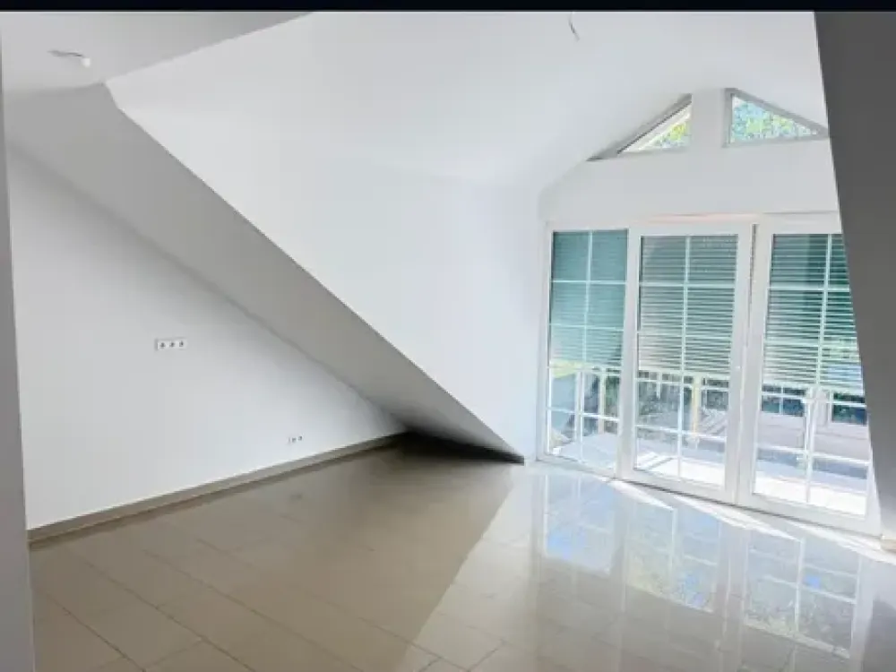 „Exklusive 110 m² Maisonette-Wohnung, lichtdurchflutet, modern & mit zwei Balkonen“.