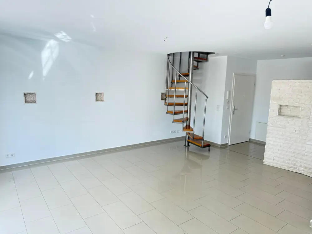 „Exklusive 110 m² Maisonette-Wohnung, lichtdurchflutet, modern & mit zwei Balkonen“.