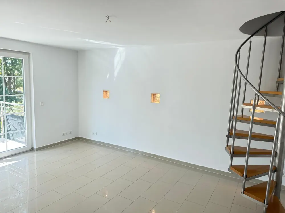 „Exklusive 110 m² Maisonette-Wohnung, lichtdurchflutet, modern & mit zwei Balkonen“.