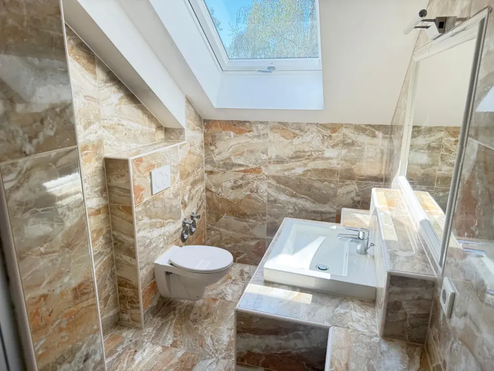 „Exklusive 110 m² Maisonette-Wohnung, lichtdurchflutet, modern & mit zwei Balkonen“.