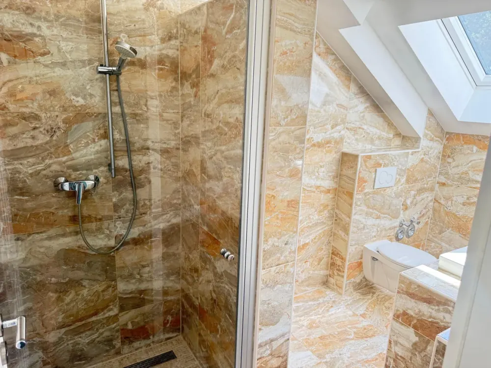 „Exklusive 110 m² Maisonette-Wohnung, lichtdurchflutet, modern & mit zwei Balkonen“.