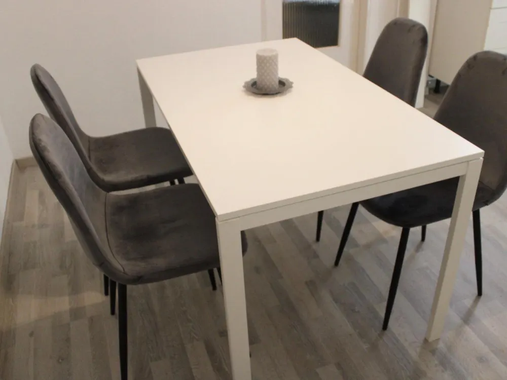 FFM-Gepflegte Wohnung mit 2 Zimmern (Küche, Bad) EBK, Balkon