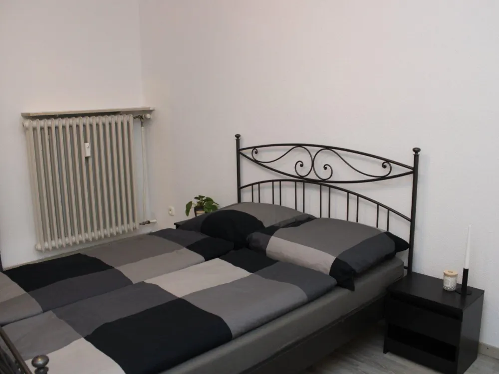 FFM-Gepflegte Wohnung mit 2 Zimmern (Küche, Bad) EBK, Balkon