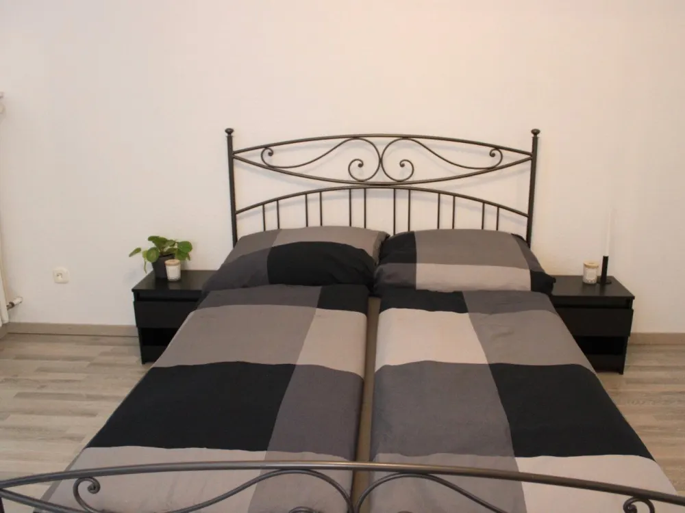 FFM-Gepflegte Wohnung mit 2 Zimmern (Küche, Bad) EBK, Balkon