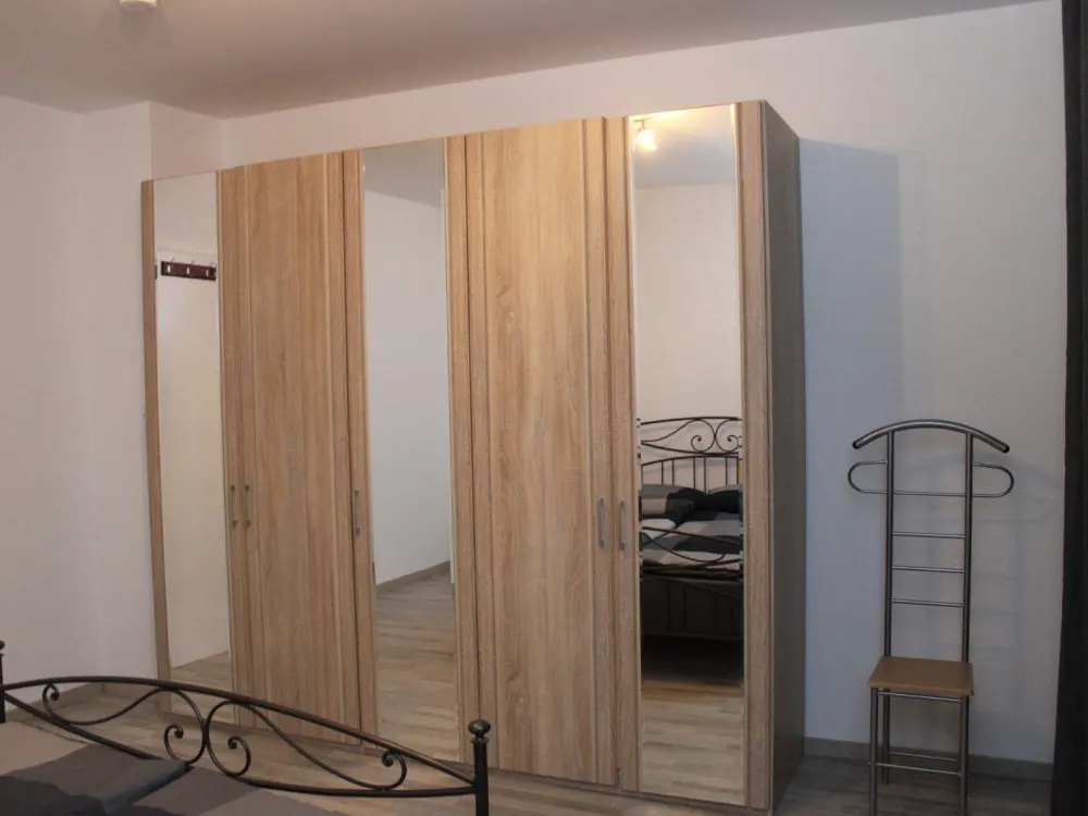 FFM-Gepflegte Wohnung mit 2 Zimmern (Küche, Bad) EBK, Balkon
