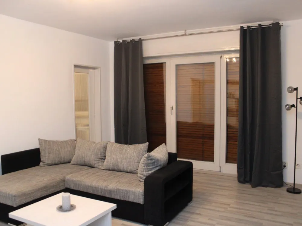FFM-Gepflegte Wohnung mit 2 Zimmern (Küche, Bad) EBK, Balkon