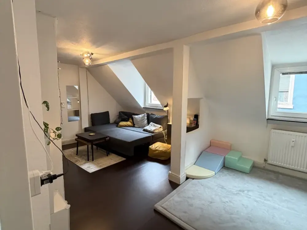 Gemütliche 2-Zimmer-Dachgeschosswohnung in zentraler Lage von Sachsenhausen, Küche inklusive