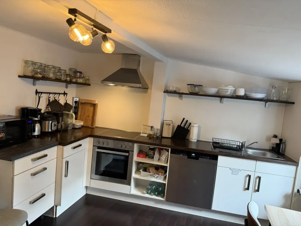 Gemütliche 2-Zimmer-Dachgeschosswohnung in zentraler Lage von Sachsenhausen, Küche inklusive