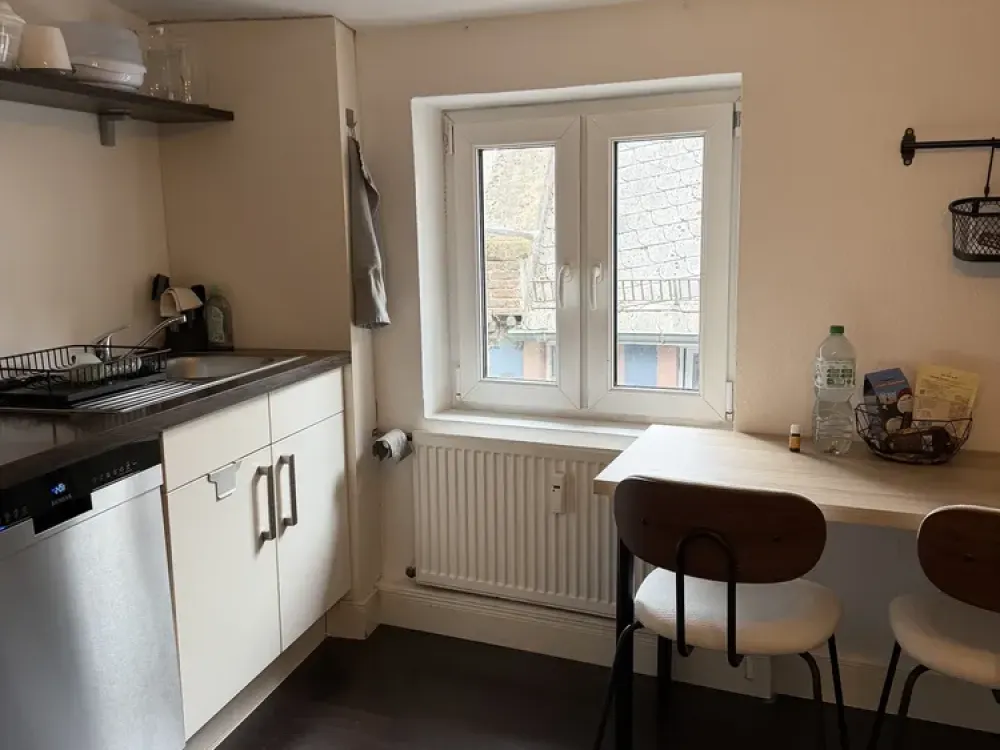 Gemütliche 2-Zimmer-Dachgeschosswohnung in zentraler Lage von Sachsenhausen, Küche inklusive