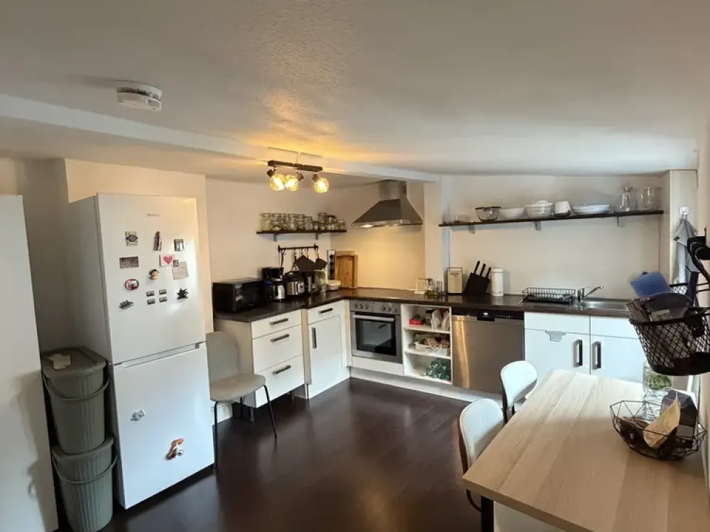 Gemütliche 2-Zimmer-Dachgeschosswohnung in zentraler Lage von Sachsenhausen, Küche inklusive