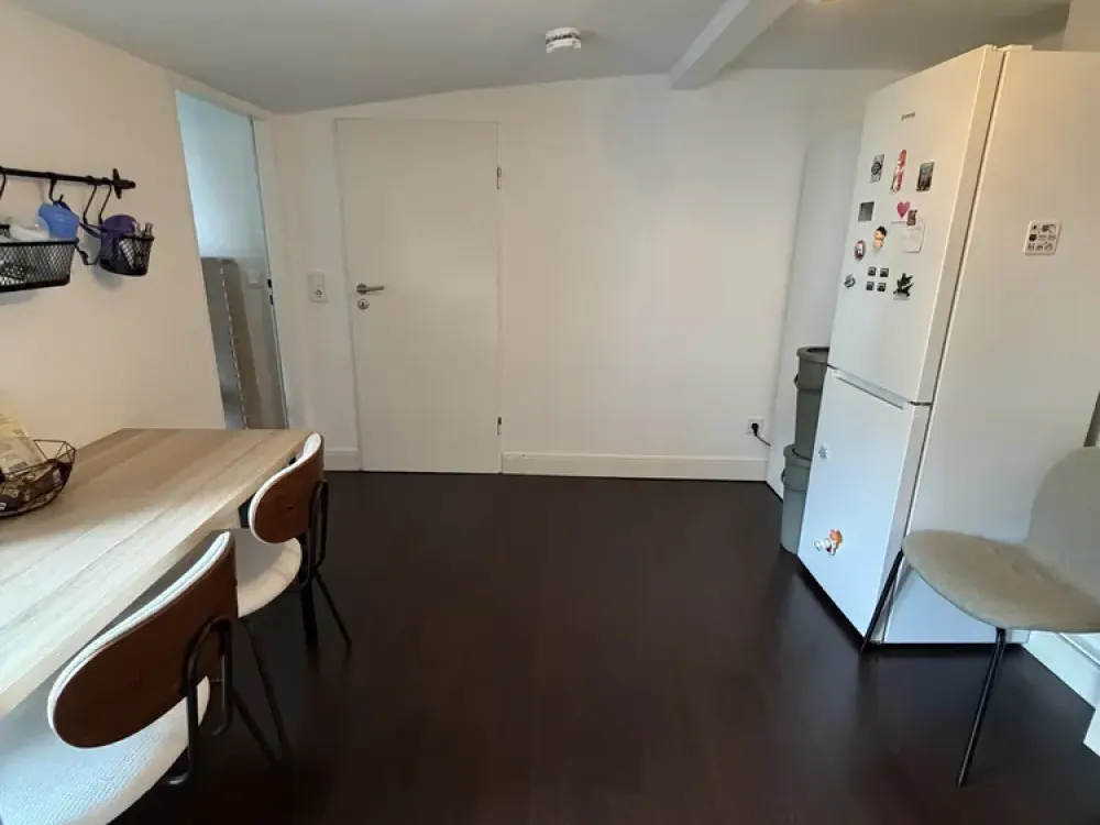 Gemütliche 2-Zimmer-Dachgeschosswohnung in zentraler Lage von Sachsenhausen, Küche inklusive
