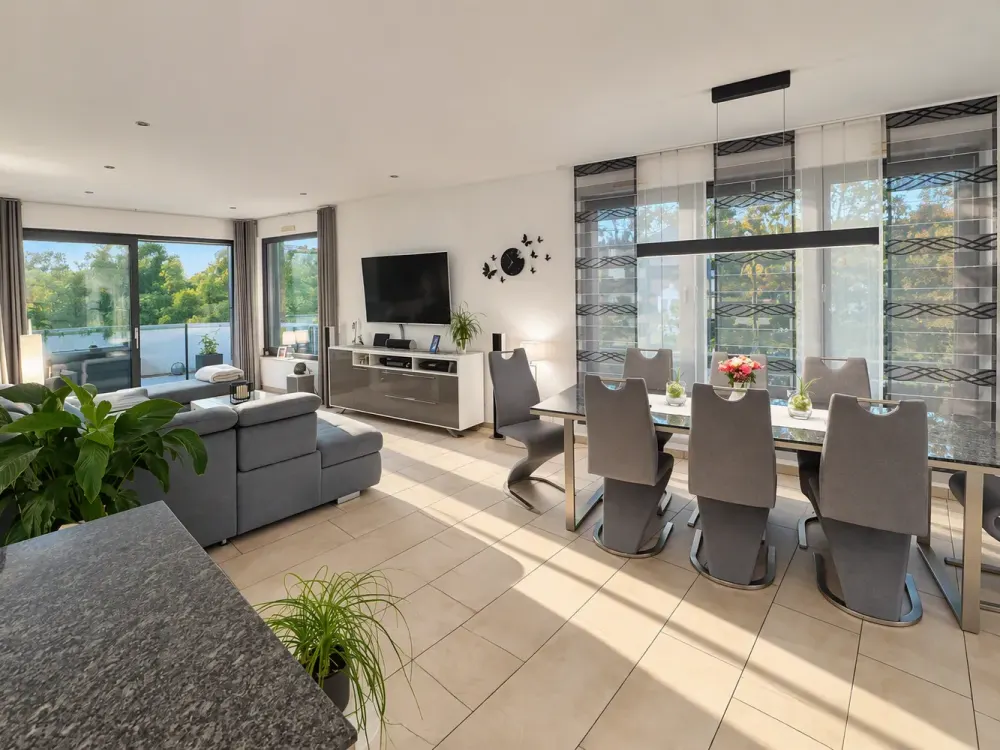 High-quality penthouse in a green yet central location with elevator, carport, and office option