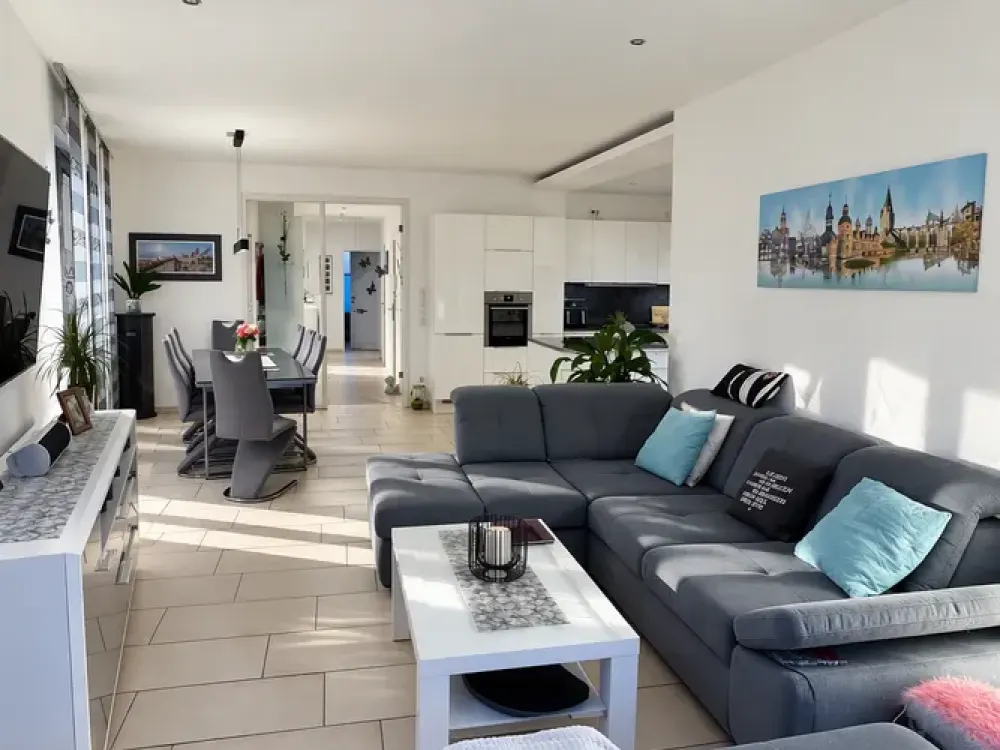 High-quality penthouse in a green yet central location with elevator, carport, and office option