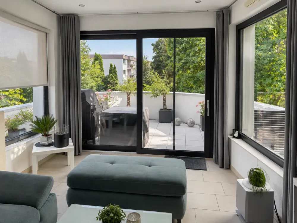 High-quality penthouse in a green yet central location with elevator, carport, and office option