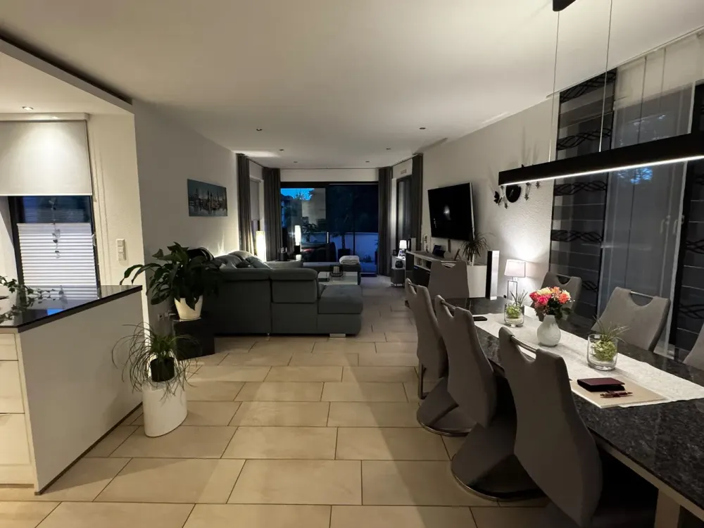 High-quality penthouse in a green yet central location with elevator, carport, and office option