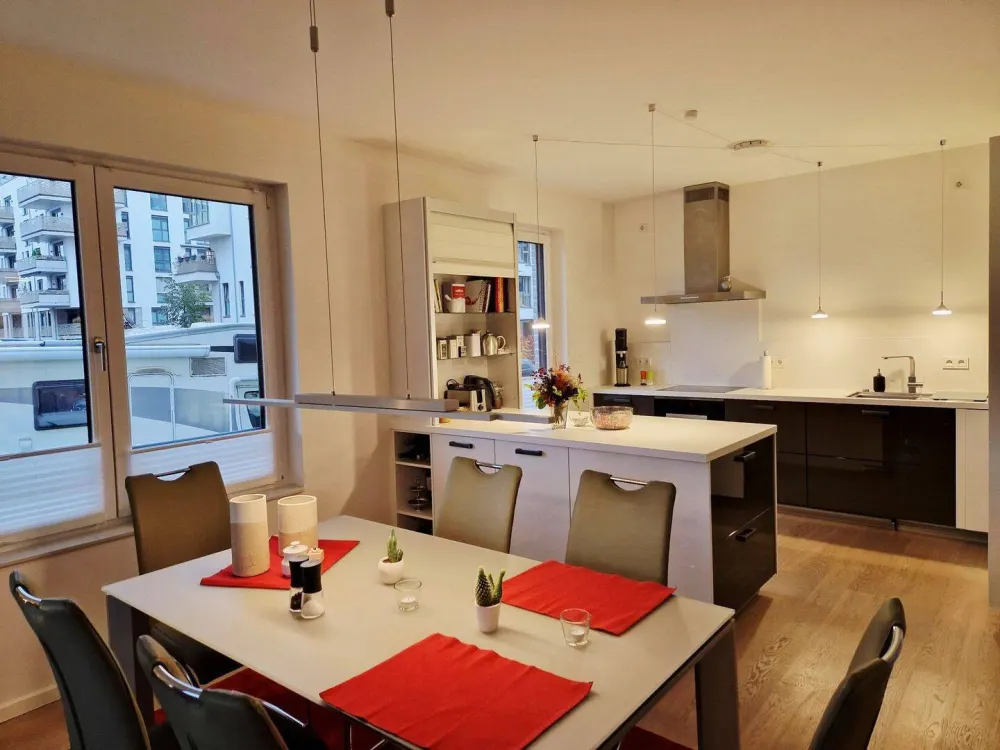 Moderne, hochwertige 3-Zi Wohnung mit Balkon, EBK & Parkplatz