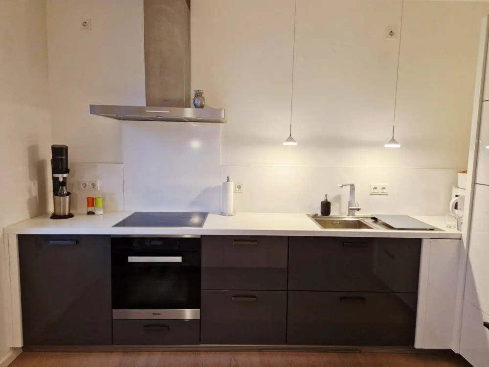Moderne, hochwertige 3-Zi Wohnung mit Balkon, EBK & Parkplatz