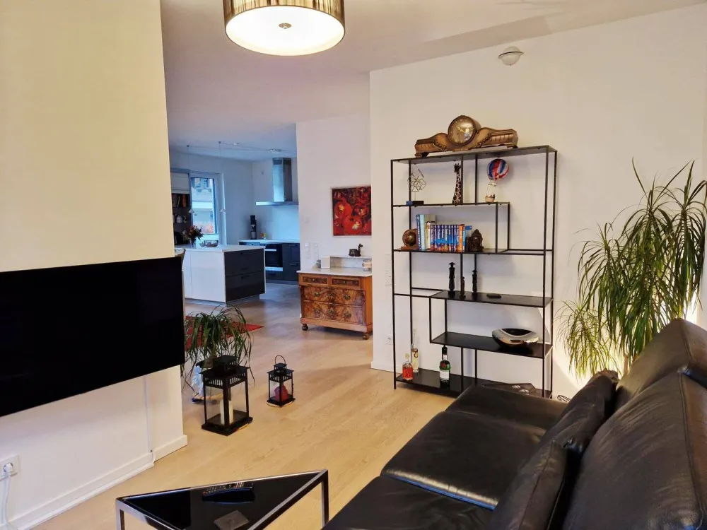 Moderne, hochwertige 3-Zi Wohnung mit Balkon, EBK & Parkplatz