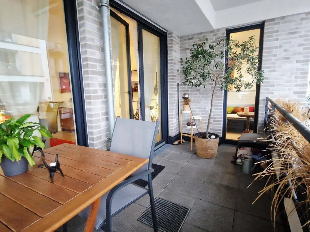 Moderne, hochwertige 3-Zi Wohnung mit Balkon, EBK & Parkplatz