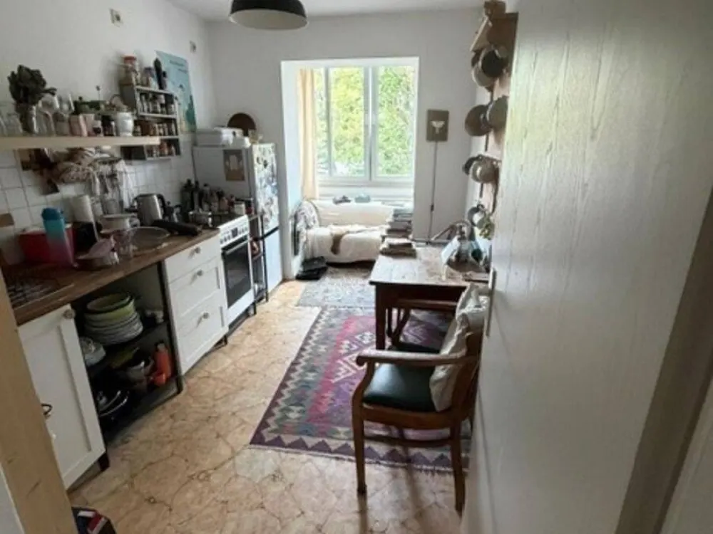 Kreative Leute aufgepasst, hübsche zwei Zimmer mit Wohnküche und Balkon!