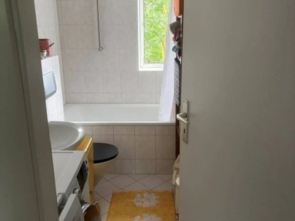 Kreative Leute aufgepasst, hübsche zwei Zimmer mit Wohnküche und Balkon!