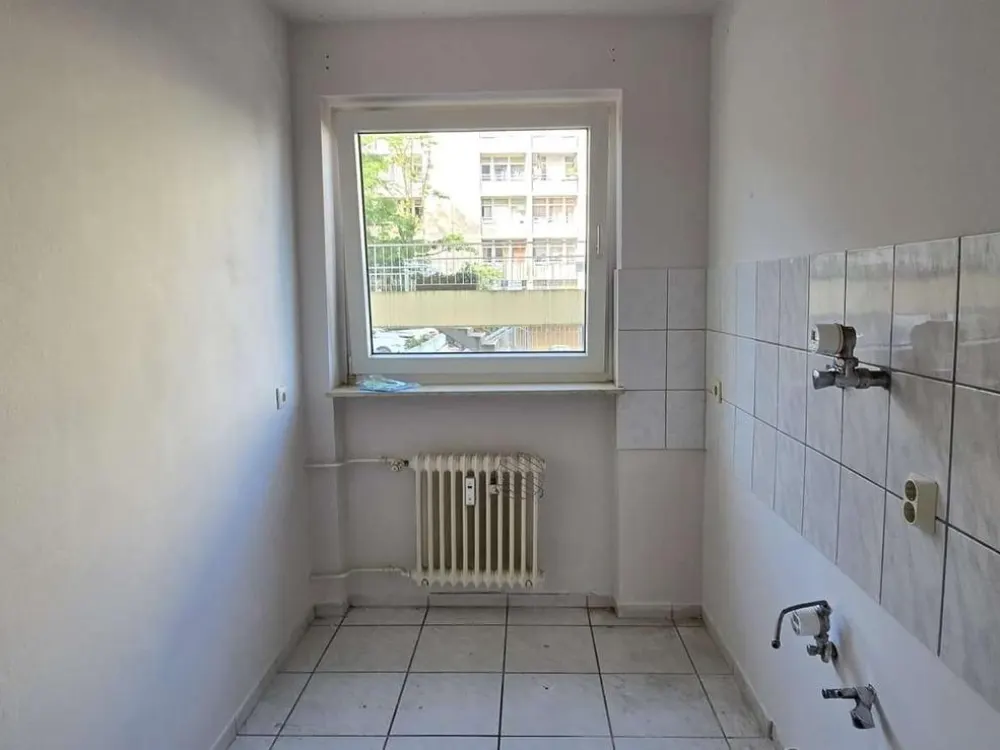 Helle und freundliche 2 Zi. Whg. in toller Wohnlage mit Balkon