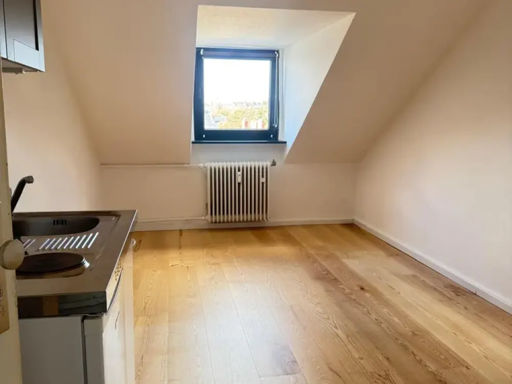 *Bockenheim* Dachgeschosszimmer mit Gemeinschaftsbad