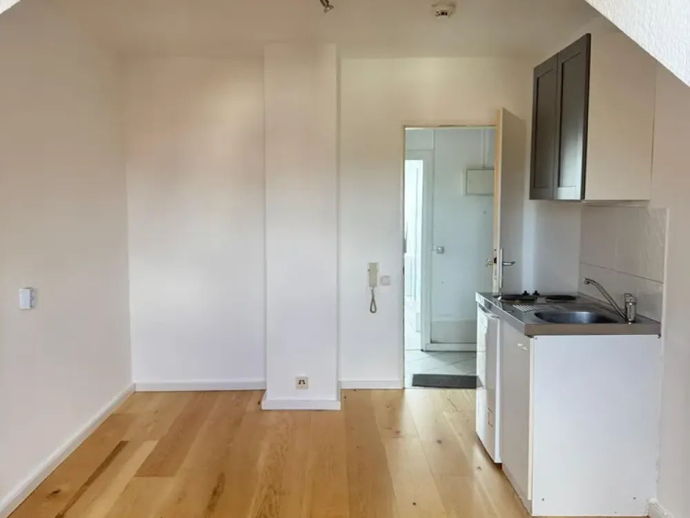 *Bockenheim* Dachgeschosszimmer mit Gemeinschaftsbad