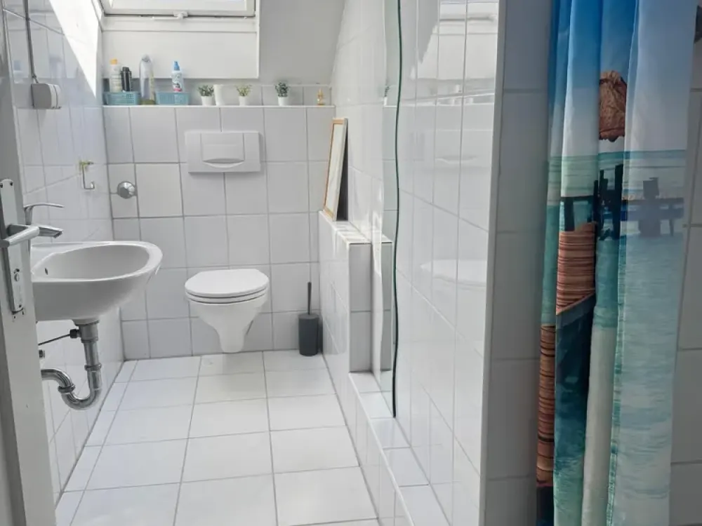 *Bockenheim* Dachgeschosszimmer mit Gemeinschaftsbad
