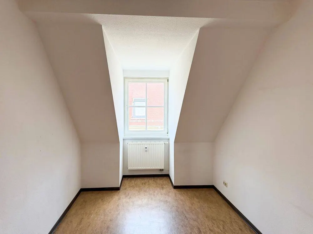 Sunny Top-Floor Apartment with Daylight Bathroom