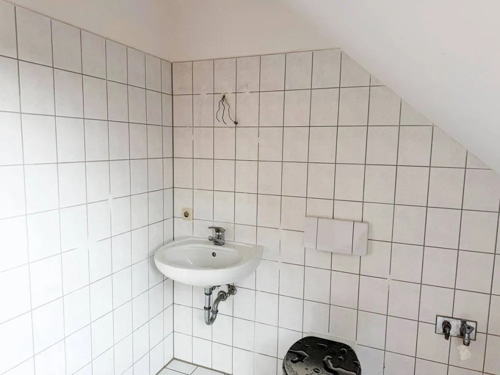Sunny Top-Floor Apartment with Daylight Bathroom