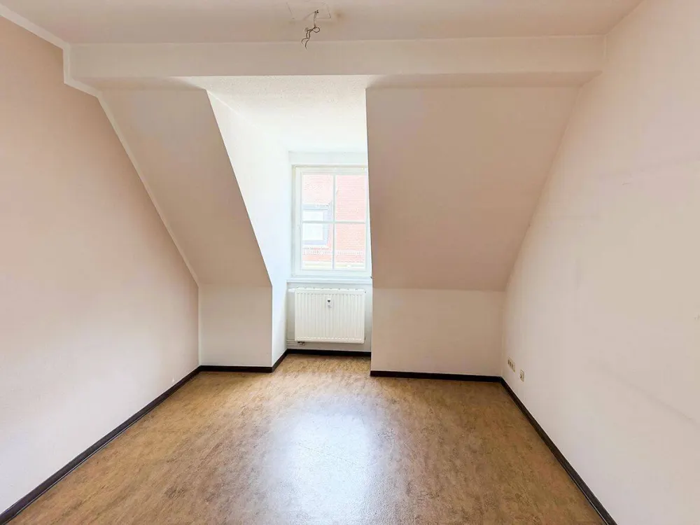 Sunny Top-Floor Apartment with Daylight Bathroom