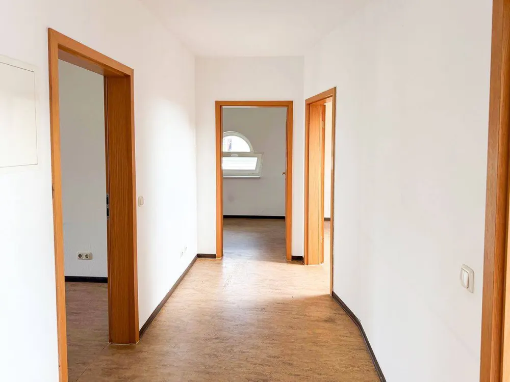Sunny Top-Floor Apartment with Daylight Bathroom