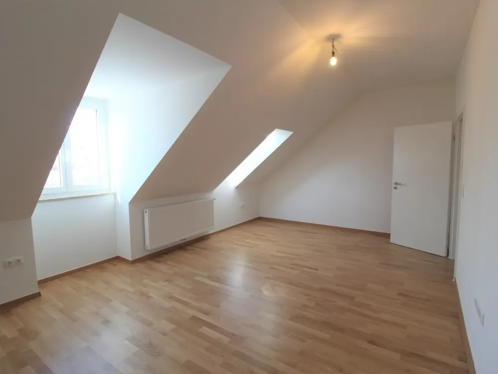 Helle moderne 3-Zi.-DG-Whg. mit Dachloggia - Einzug sofort, bezahlen erst ab Ende September!