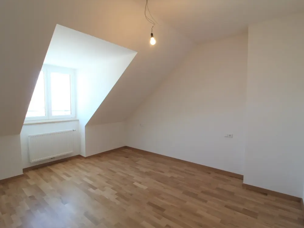 Helle moderne 3-Zi.-DG-Whg. mit Dachloggia - Einzug sofort, bezahlen erst ab Ende September!