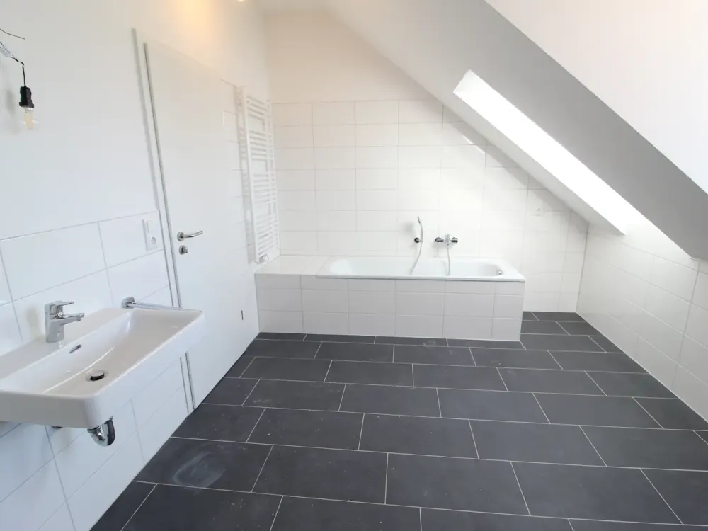 Helle moderne 3-Zi.-DG-Whg. mit Dachloggia - Einzug sofort, bezahlen erst ab Ende September!