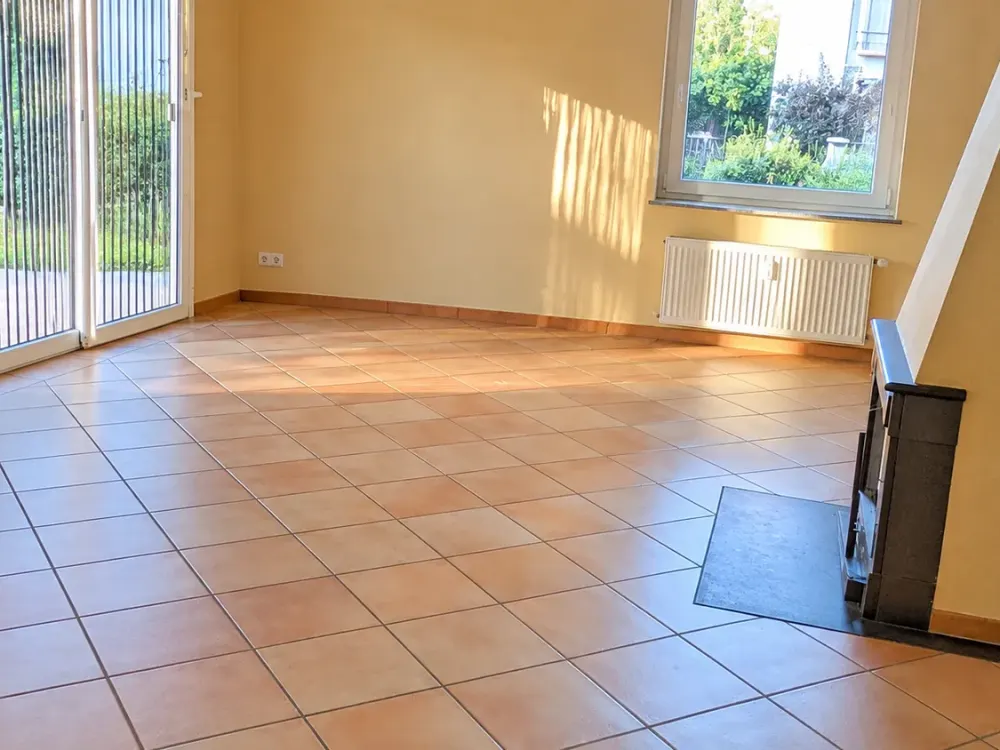 Wohnen mit Garten: 3-Zimmer-Hochparterre mit Terrasse, Hobbyraum & Stellplätzen