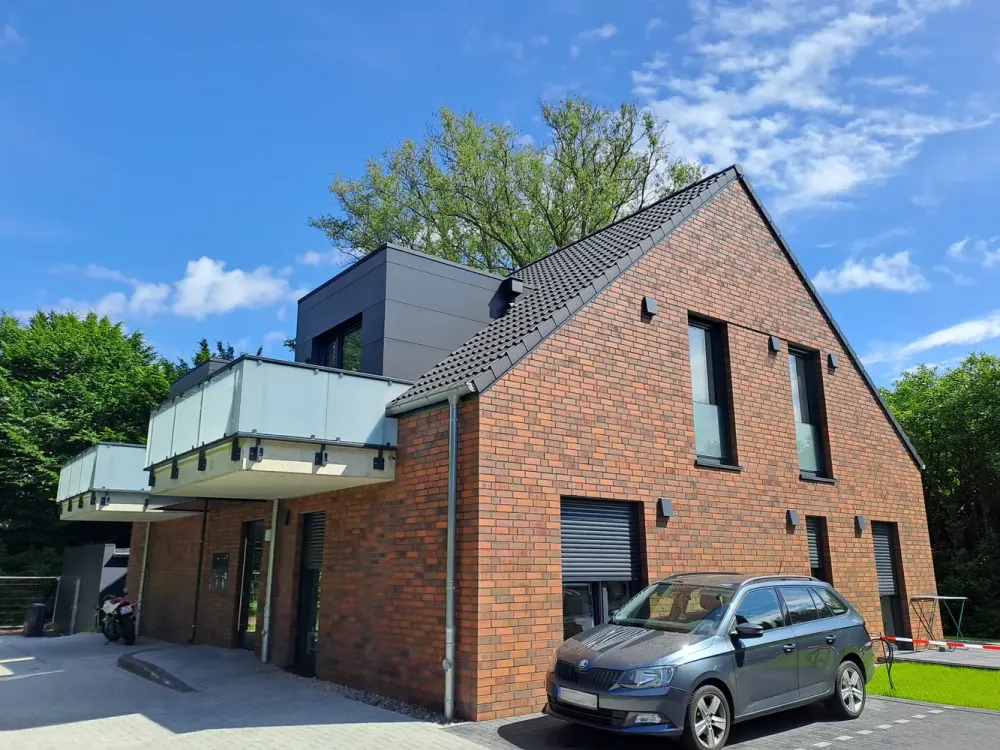 hochwertige 2-Zimmer-Dachgeschoss-Wohnung von 2024 (KfW 40) mit Balkon