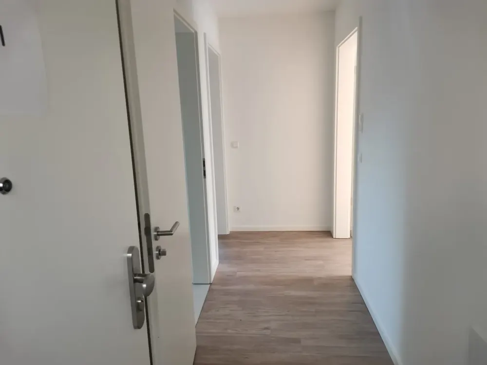hochwertige 2-Zimmer-Dachgeschoss-Wohnung von 2024 (KfW 40) mit Balkon