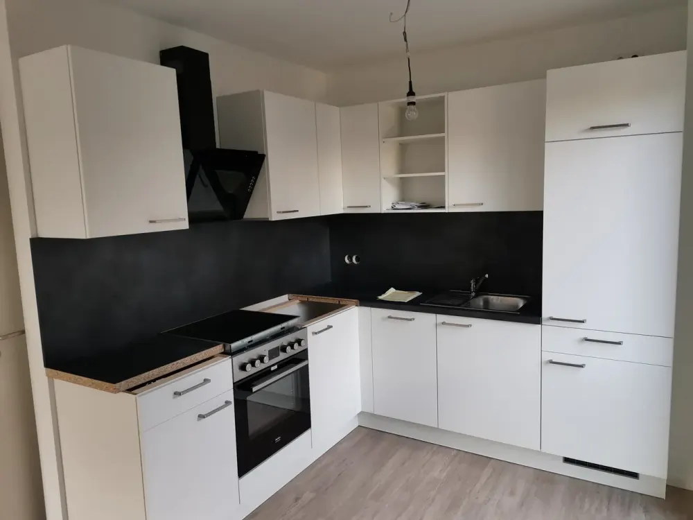 hochwertige 2-Zimmer-Dachgeschoss-Wohnung von 2024 (KfW 40) mit Balkon