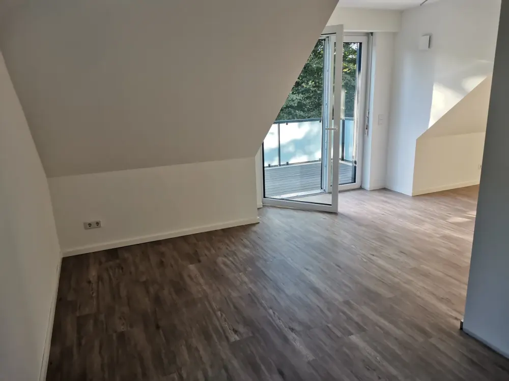 hochwertige 2-Zimmer-Dachgeschoss-Wohnung von 2024 (KfW 40) mit Balkon